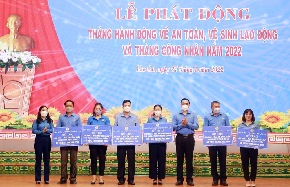 LĐLĐ tỉnh trao kinh phí hỗ trợ làm nhà “Mái ấm công đoàn” cho các địa phương.