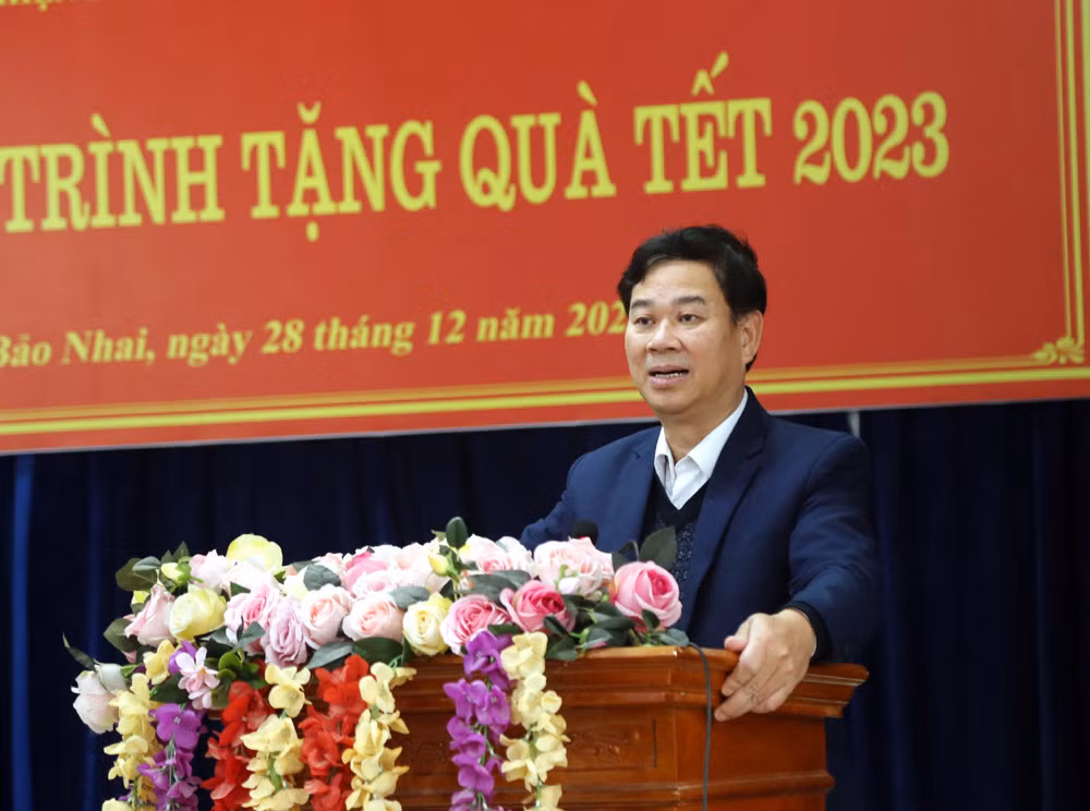 Đồng chí Vũ Văn Cài, Phó Chủ tịch Thường trực HĐND tỉnh phát biểu tại chương trình tặng quà tết.