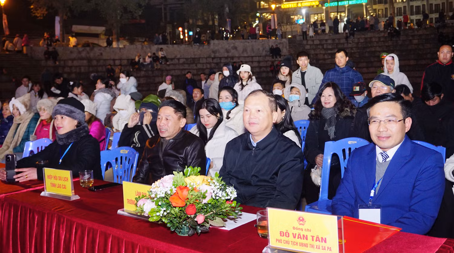 Các đại biểu và người dân tham dự lễ khai mạc.