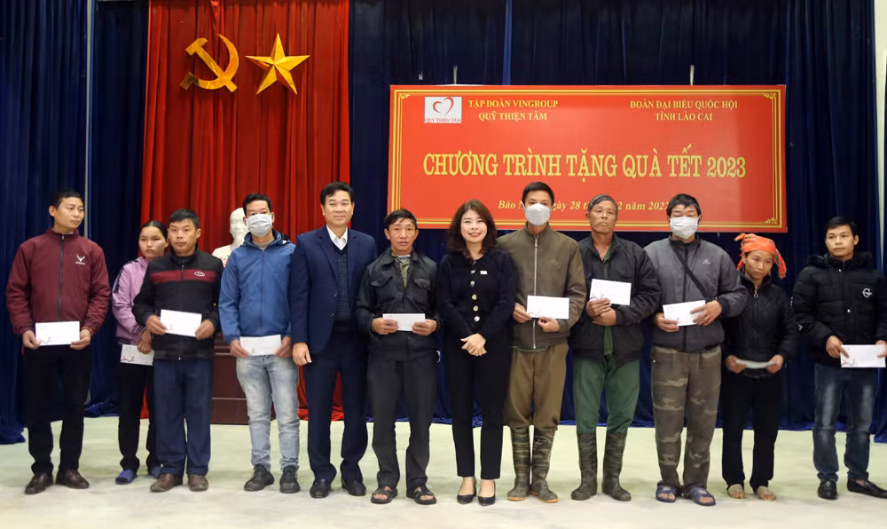 Tặng quà các hộ nghèo tại xã Bảo Nhai.
