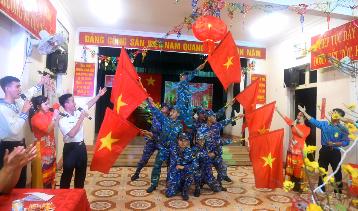 Đoàn công tác Lữ đoàn 146, Vùng 4 Hải quân và đại diện các cơ quan báo chí giao lưu với cán bộ, chiến sỹ và Nhân dân đảo Song Tử Tây. Học sinh Trường Tiểu học xã Song Tử Tây giao lưu với đoàn công tác. Tiết mục văn nghệ do quân và dân Song Tử Tây biểu diễn. Chiến sỹ đảo Song Tử Tây biểu diễn võ thuật.