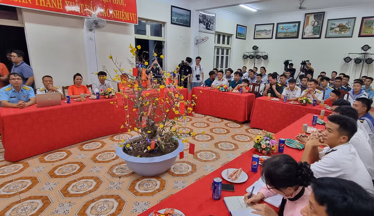 Đoàn công tác Lữ đoàn 146, Vùng 4 Hải quân và đại diện các cơ quan báo chí giao lưu với cán bộ, chiến sỹ và Nhân dân đảo Song Tử Tây. Học sinh Trường Tiểu học xã Song Tử Tây giao lưu với đoàn công tác. Tiết mục văn nghệ do quân và dân Song Tử Tây biểu diễn. Chiến sỹ đảo Song Tử Tây biểu diễn võ thuật.