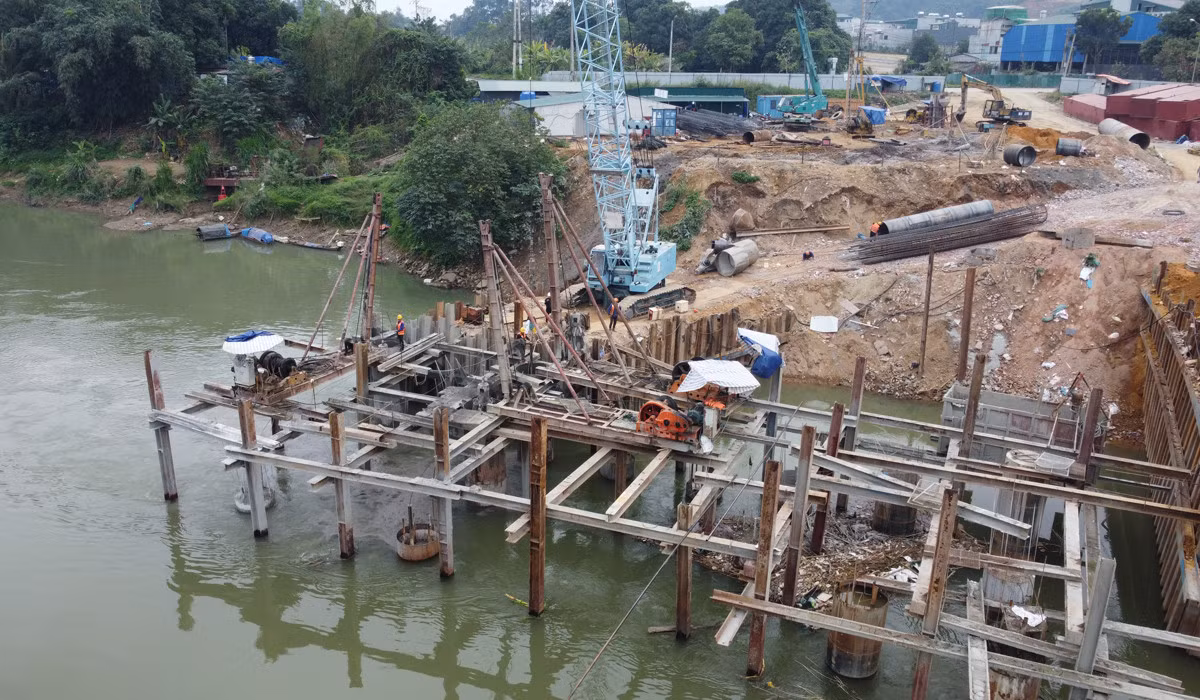 Sôi động trên công trường thi công cầu Phú Thịnh&nbsp; ảnh 3