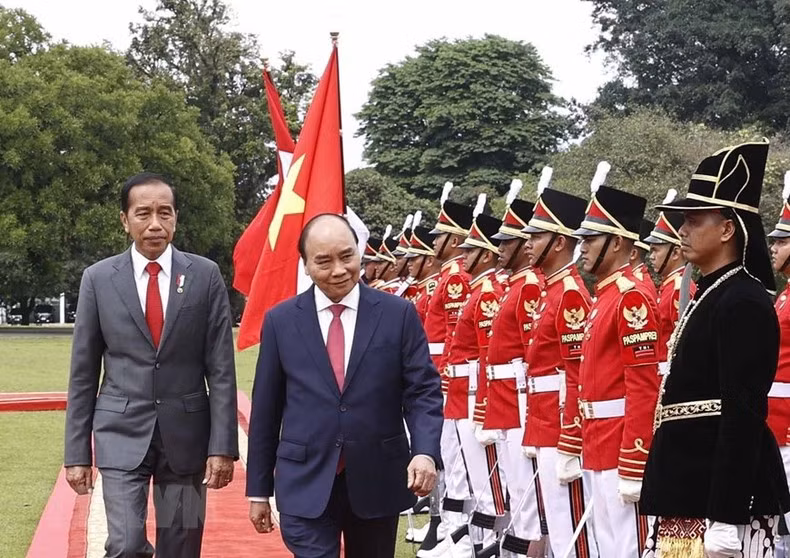 Chủ tịch nước Nguyễn Xuân Phúc và Tổng thống nước Cộng hòa Indonesia Joko Widodo tại lễ đón.