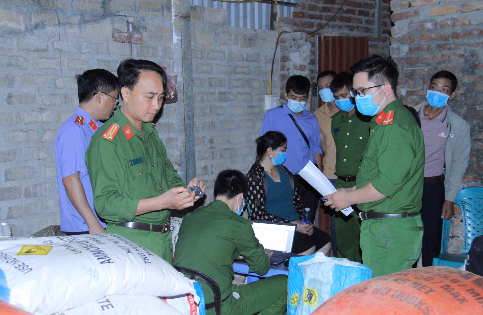 Công an huyện Văn Bàn thu giữ hơn 1 tấn thuốc nổ xyanua.