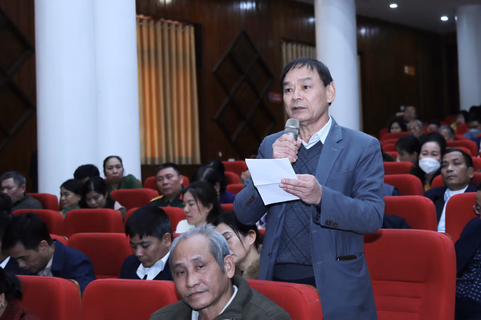 Đại biểu nêu kiến nghị về cấp giấy chứng nhận quyền sử dụng đất.