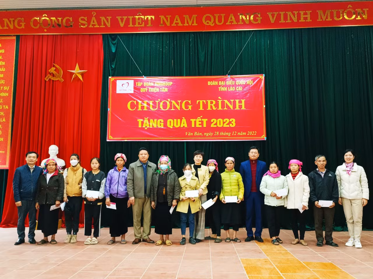 Tặng quà, thăm hỏi các hộ có hoàn cảnh khó khăn của huyện Văn Bàn.