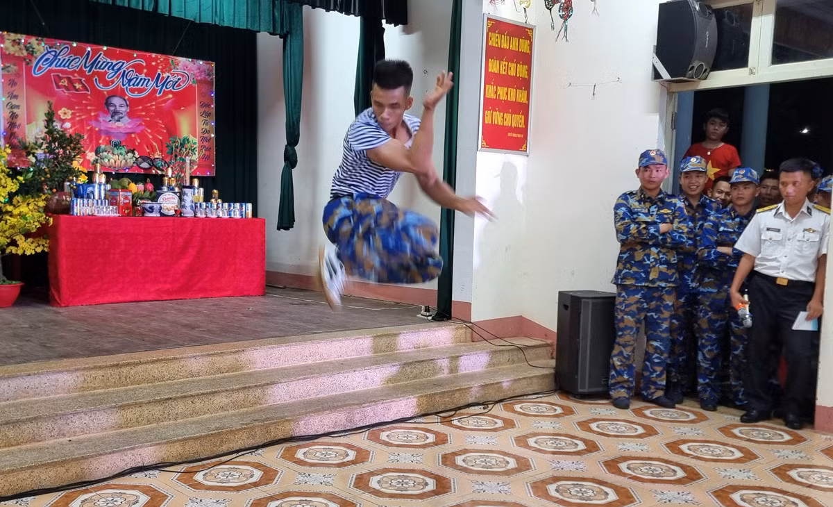 Đoàn công tác Lữ đoàn 146, Vùng 4 Hải quân và đại diện các cơ quan báo chí giao lưu với cán bộ, chiến sỹ và Nhân dân đảo Song Tử Tây. Học sinh Trường Tiểu học xã Song Tử Tây giao lưu với đoàn công tác. Tiết mục văn nghệ do quân và dân Song Tử Tây biểu diễn. Chiến sỹ đảo Song Tử Tây biểu diễn võ thuật.
