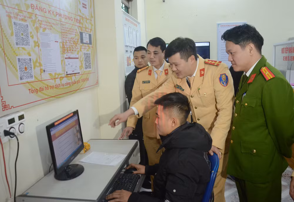 Hướng dẫn công dân thực hiện dịch vụ công trực tuyến trong lĩnh vực giao thông. Người dân làm thủ tục sau khi đăng ký trực tuyến.