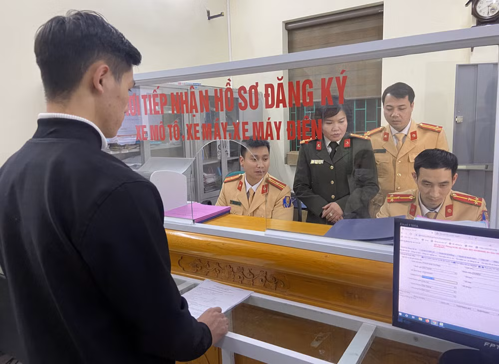 Hướng dẫn công dân thực hiện dịch vụ công trực tuyến trong lĩnh vực giao thông. Người dân làm thủ tục sau khi đăng ký trực tuyến.