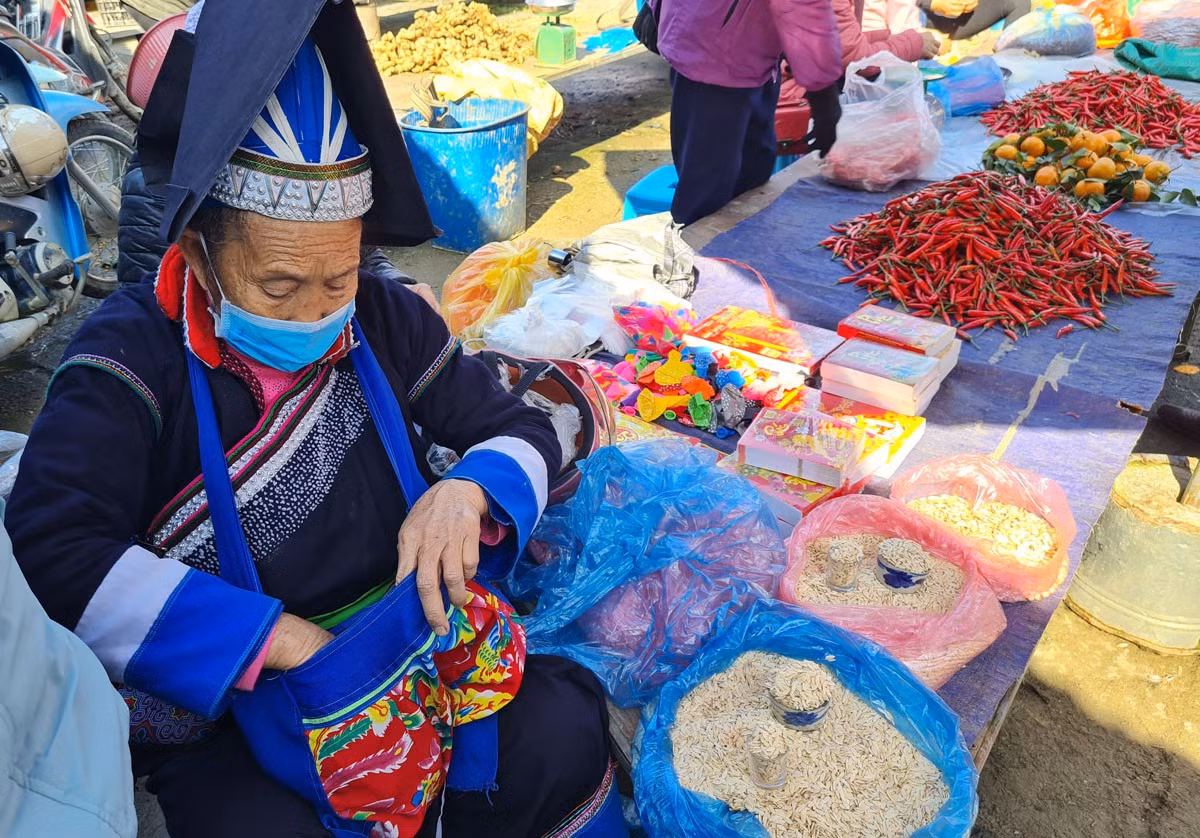 Cụ bà người dân tộc Pa Dí ở chợ phiên.