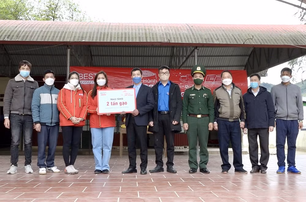 Tặng 2 tấn gạo cho học sinh Si Ma Cai ảnh 1