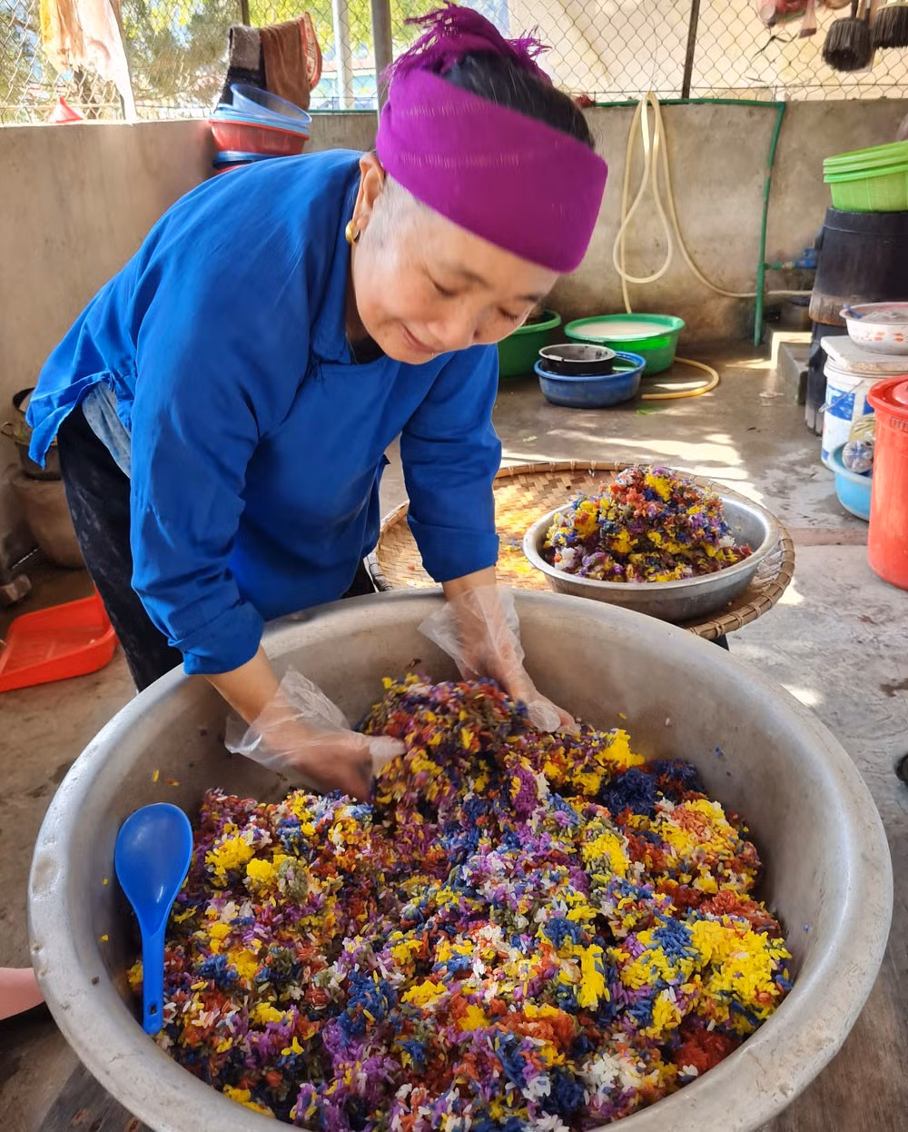 Bà Lền đóng gói xôi màu để gửi cho khách ở Hà Nội.