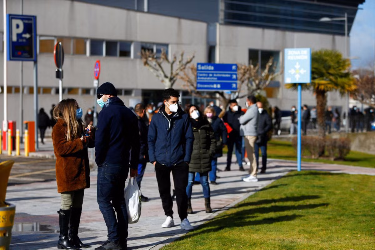 Người dân xếp hàng chờ xét nghiệm COVID-19 ở Madrid, Tây Ban Nha hồi tháng 12/2021.