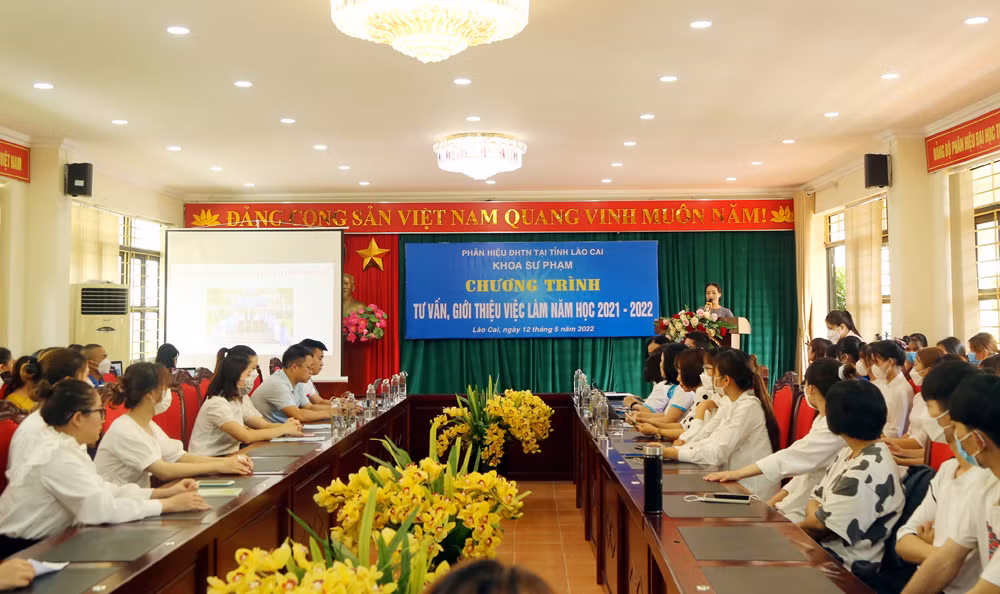 Quang cảnh chương trình tư vấn, giới thiệu việc làm cho sinh viên.