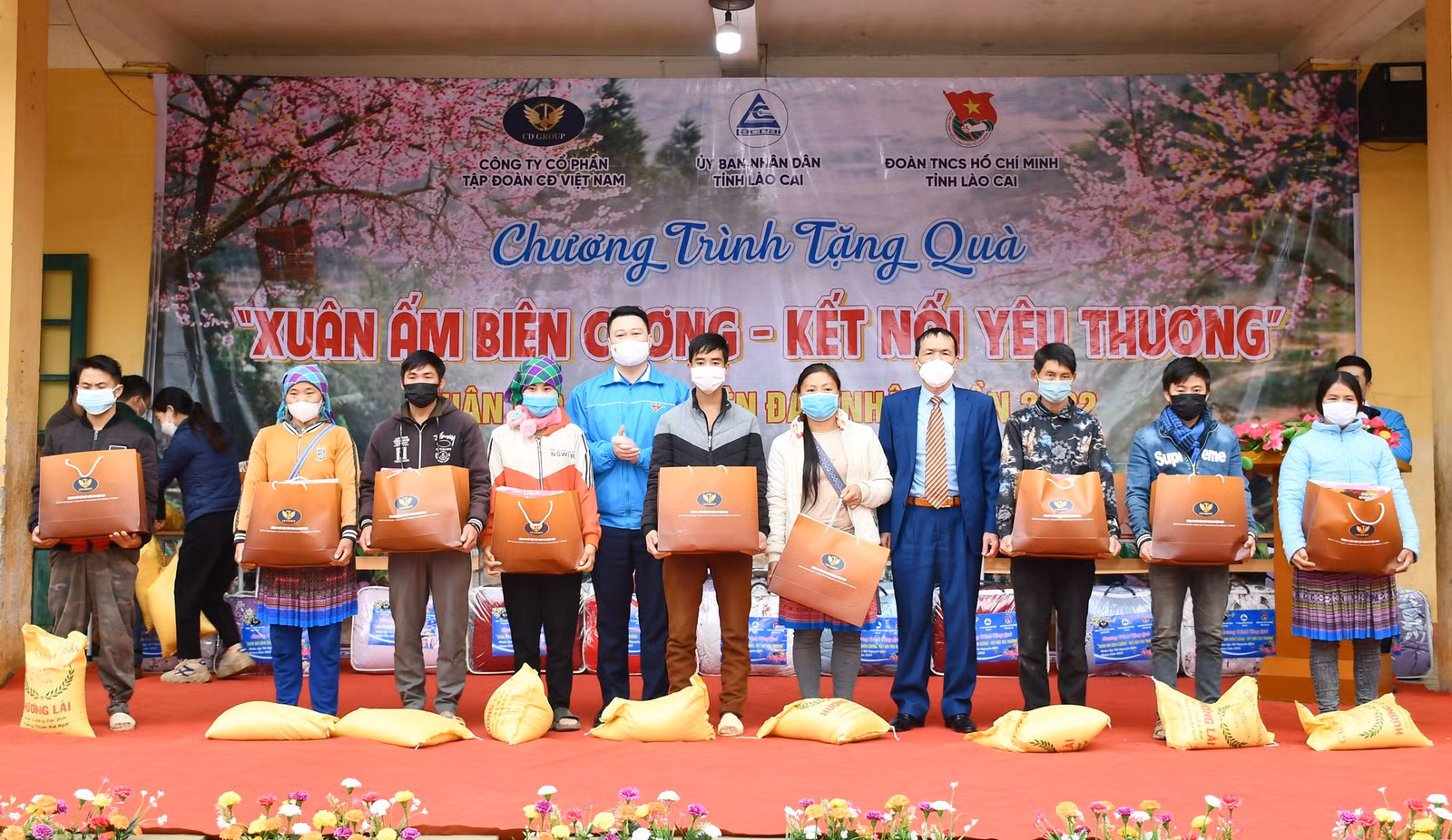 Trao túi an sinh cho các hộ nghèo.