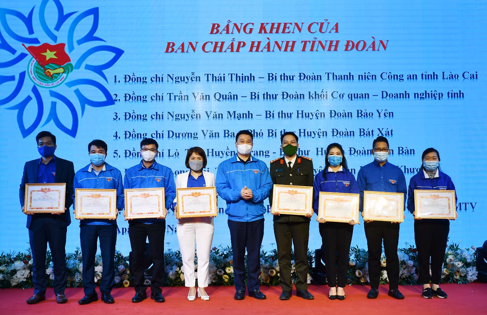 Tặng Bằng khen cho các cá nhân có thành tích xuất sắc trong thực hiện phong trào công tác đoàn.