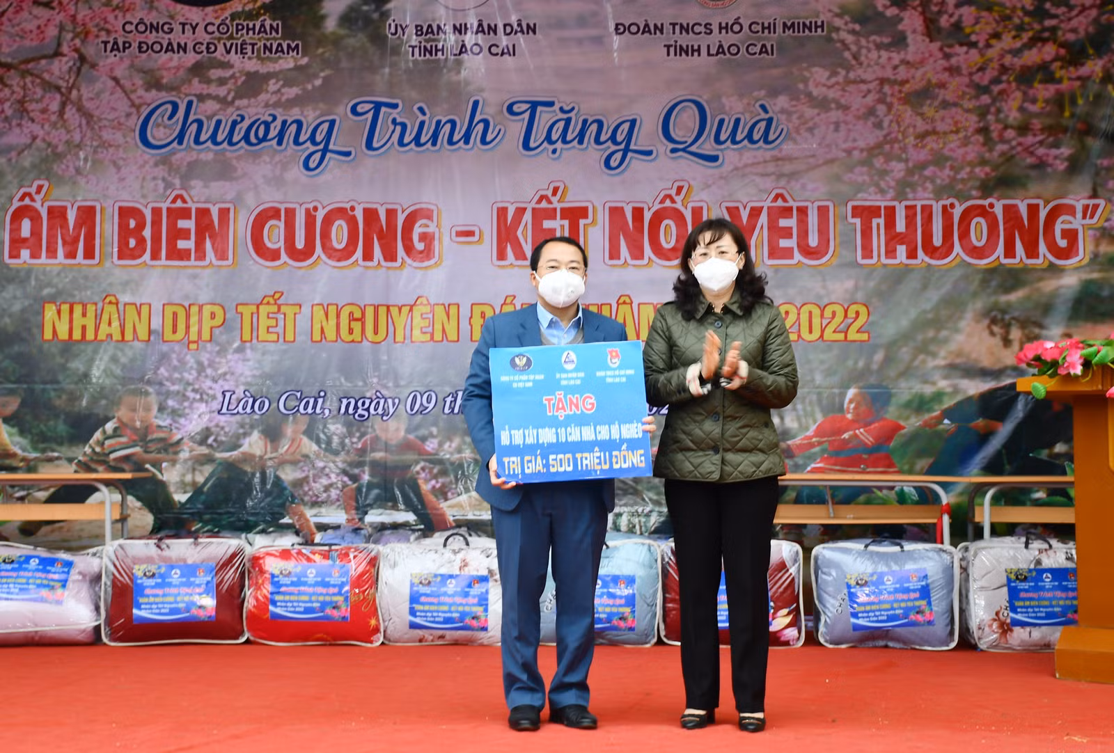 Trao hỗ trợ xây dựng 10 căn nhà nhân ái.