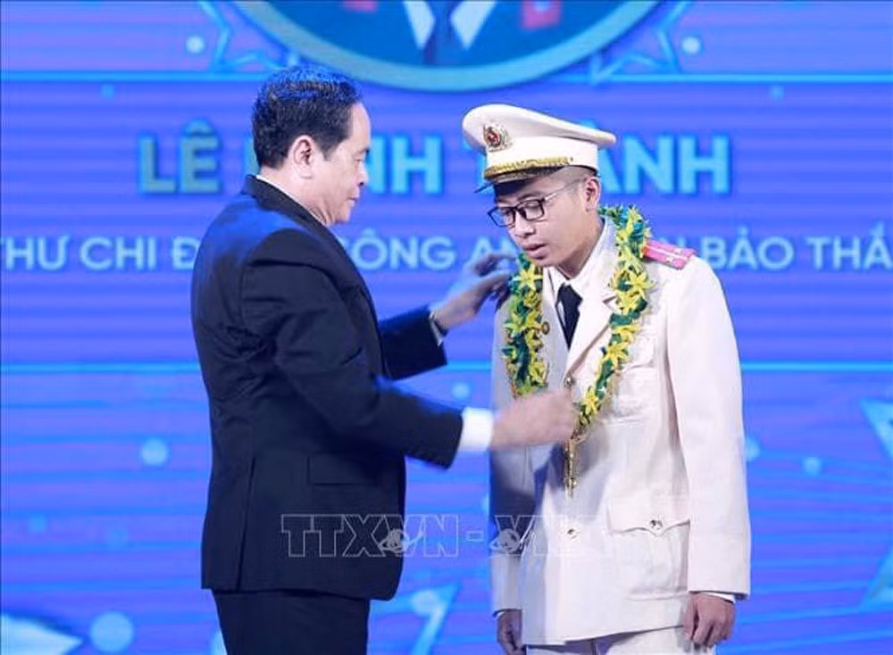 Lào Cai: 1 cán bộ được tuyên dương tại Lễ tuyên dương “Cán bộ, công chức, viên chức trẻ giỏi” toàn quốc năm 2021 ảnh 2