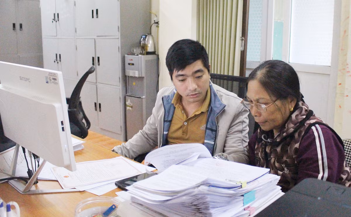 Người dân lớn tuổi, mắt kém sẽ được công chức bộ phận một cửa điền giúp các thông tin vào tờ kê khai khi đến làm thủ tục hành chính.