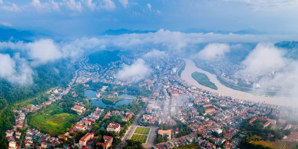 Toàn cảnh thành phố Lào Cai sôi động và hiện đại.