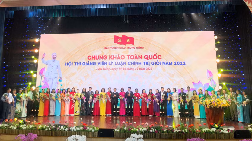 Ban tổ chức tặng hoa các giảng viên tham gia hội thi.