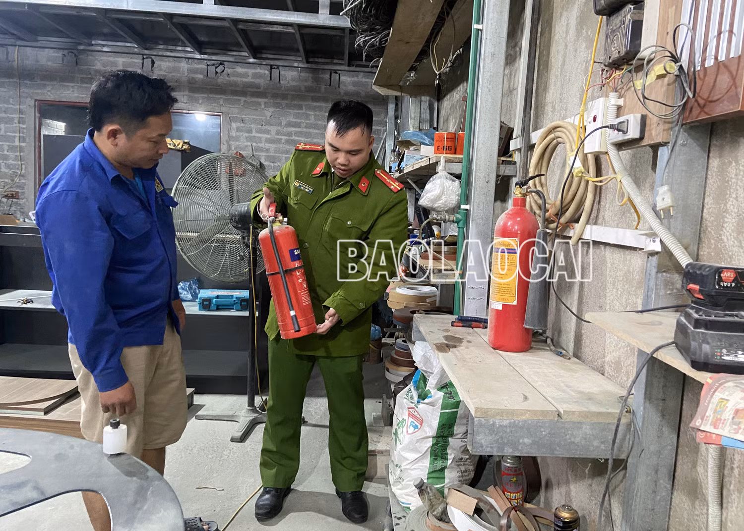 Kiểm tra an toàn phòng cháy, chữa cháy tại một cơ sở nhà ở kết hợp sản xuất, kinh doanh tại tổ 23 phường Pom Hán.