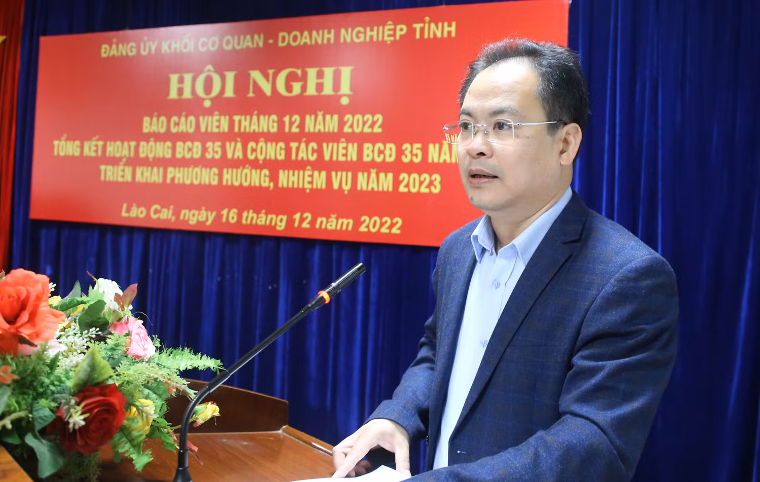 Đồng chí Lại Vũ Hiệp, Trưởng Ban Tuyên giáo Đảng ủy Khối Cơ quan – Doanh nghiệp tỉnh thông tin thời sự tại hội nghị.
