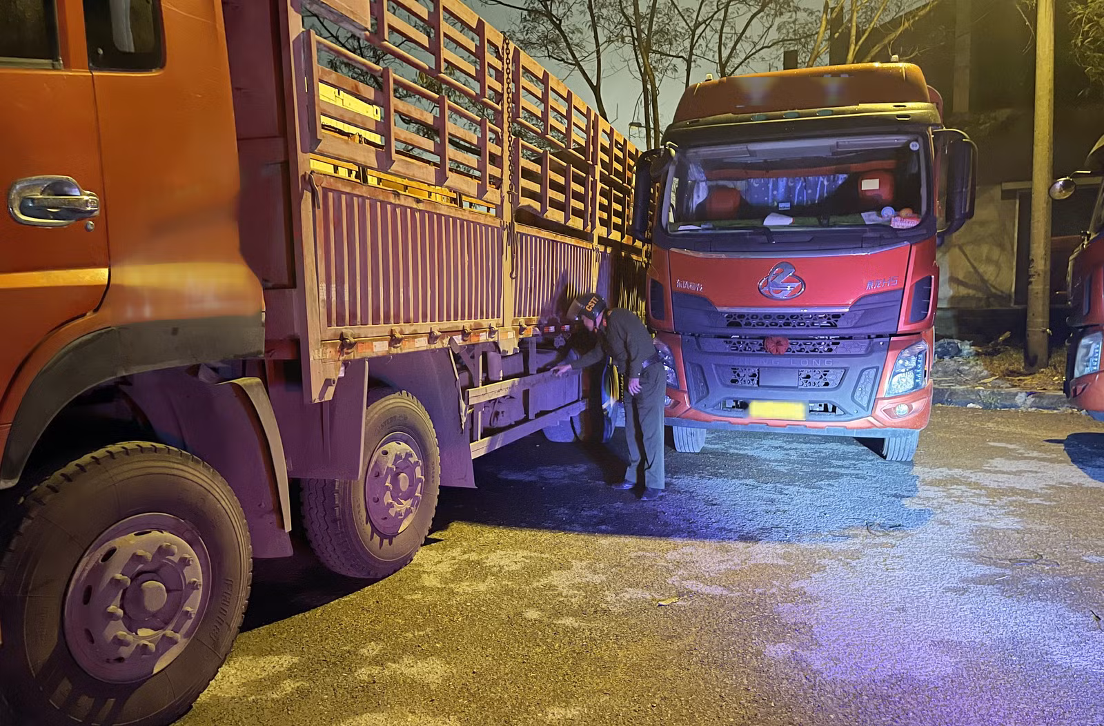 Cán bộ Đồn Công an Kim Thành kiểm tra xe bị tháo trộm dầu.