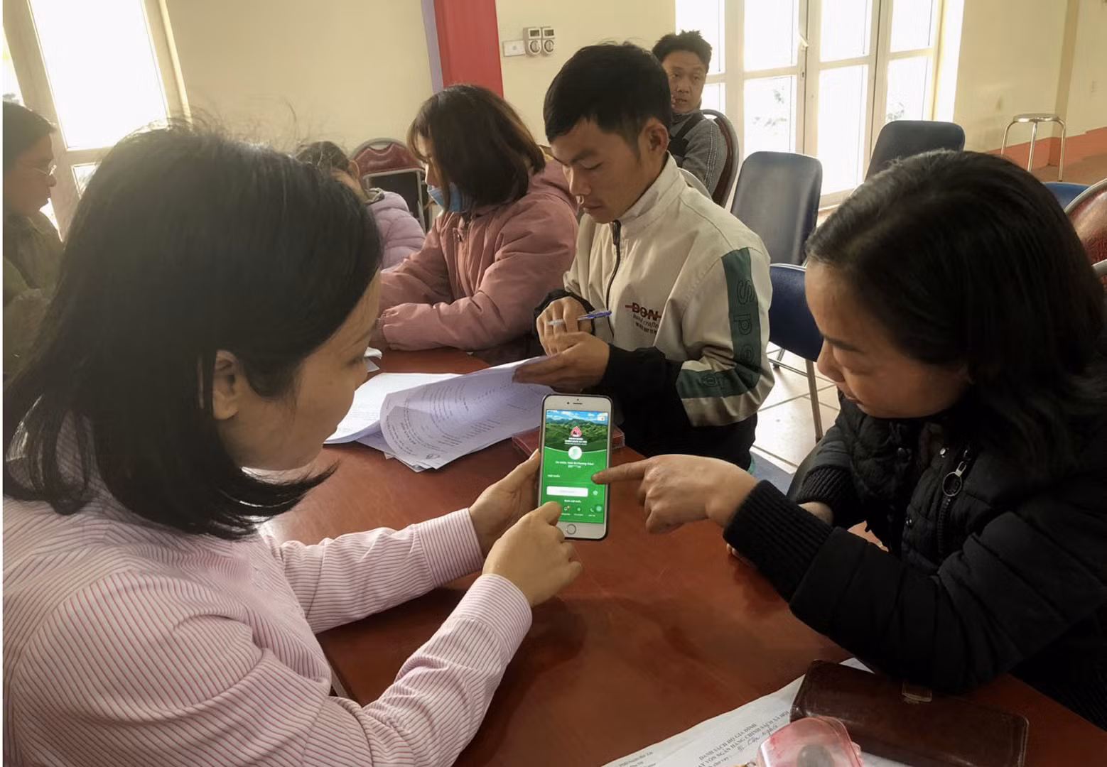 Phòng Giao dịch Ngân hàng Chính sách xã hội huyện Bát Xát triển khai dịch vụ Smart Banking ảnh 1