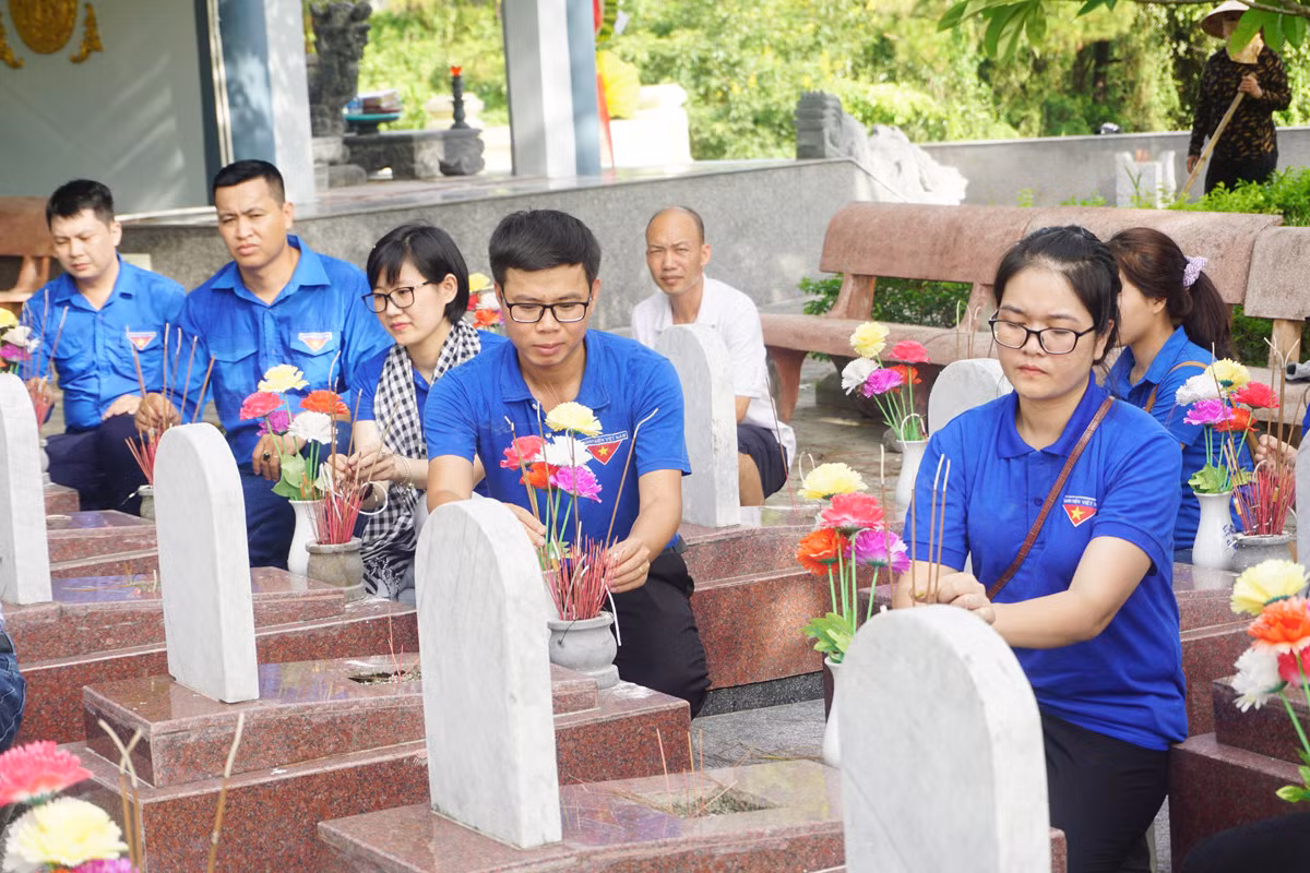 Viếng phần mộ của các liệt sỹ quê hương Lào Cai tại Nghĩa trang Liệt sỹ quốc gia Trường Sơn.