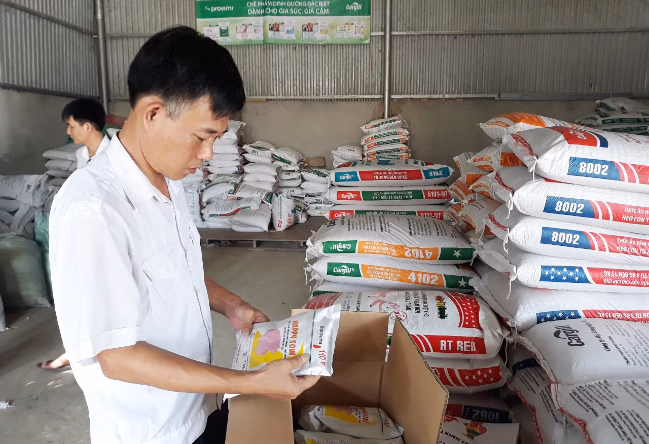 Kiểm tra thuốc thú y tại huyện Bảo Thắng.