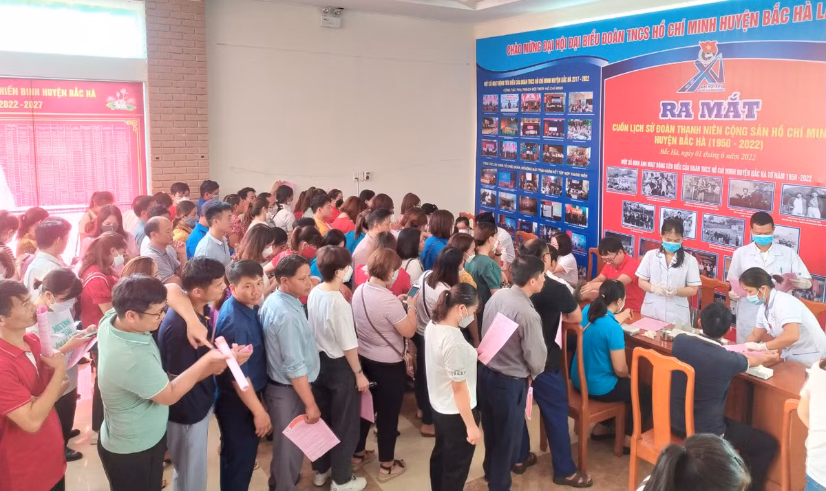 Đông đảo tình nguyện viên đăng ký hiến máu.