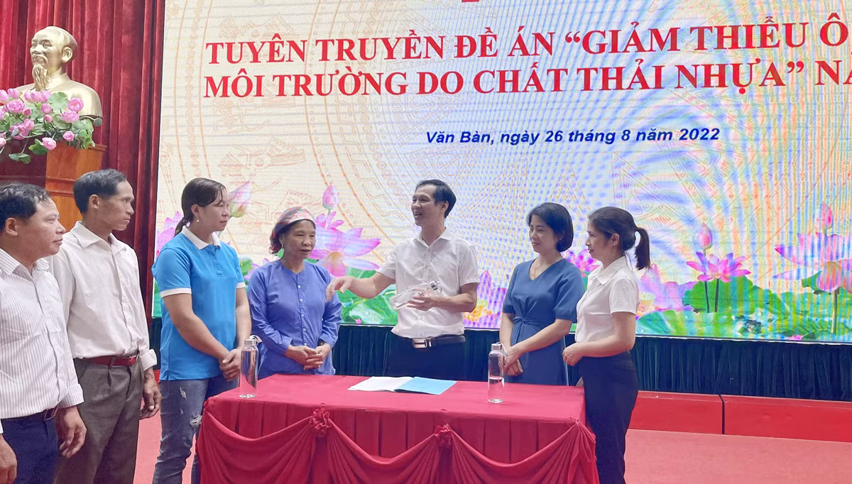 Thảo luận nhóm tuyên truyền về ô nhiễm môi trường do chất thải nhựa.