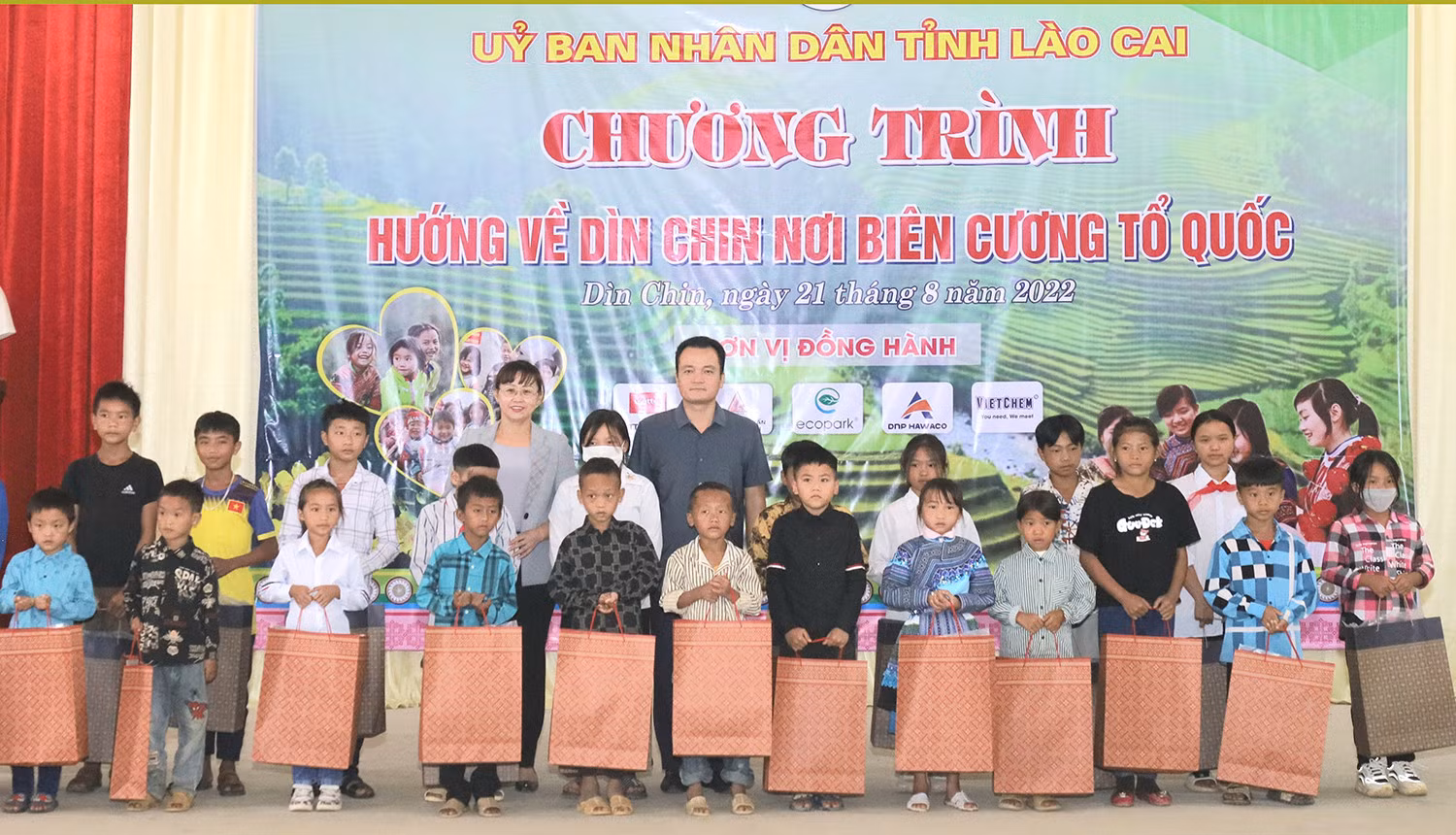 Trao quà và học bổng cho học sinh có hoàn cảnh khó khăn.