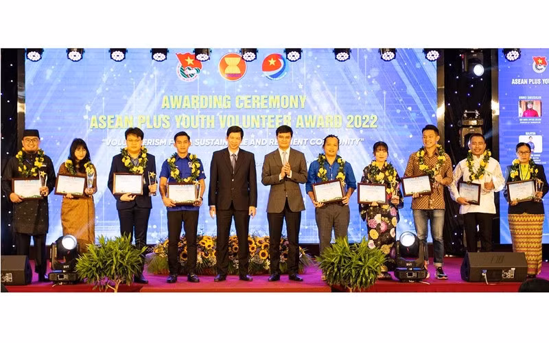Các tập thể, cá nhân nhận giải thưởng.