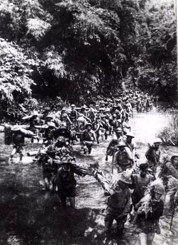 Bộ đội ta tiến quân vào chiến trường Tây Bắc năm 1952. (Ảnh tư liệu)