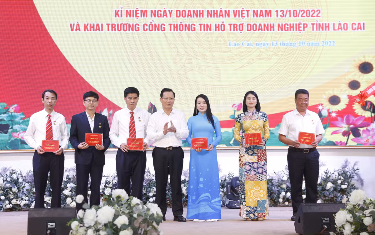 UBND tỉnh gặp mặt kỷ niệm ngày Doanh nhân Việt Nam và tôn vinh doanh nhân điển hình ảnh 10