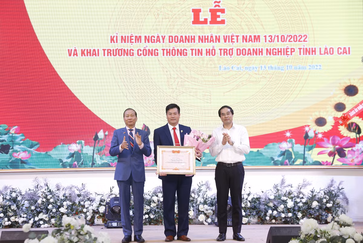 UBND tỉnh gặp mặt kỷ niệm ngày Doanh nhân Việt Nam và tôn vinh doanh nhân điển hình ảnh 14
