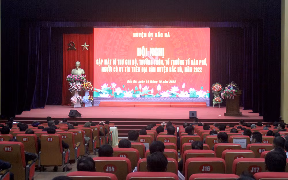 Bắc Hà gặp mặt bí thư chi bộ, trưởng thôn, tổ trưởng tổ dân phố, người có uy tín trên địa bàn ảnh 1