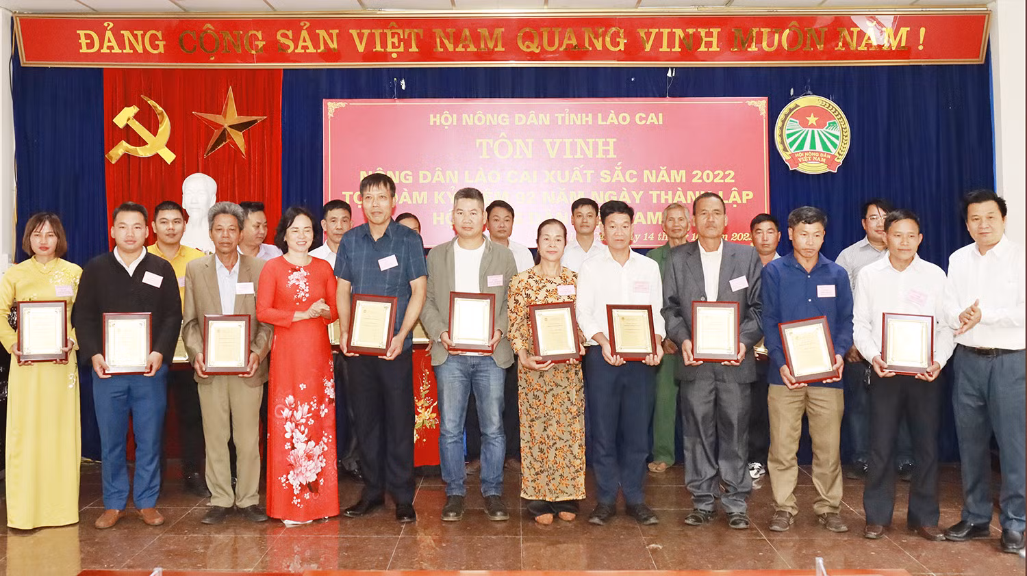 Trao chứng nhận tôn vinh “Nông dân Lào Cai xuất sắc” năm 2022.