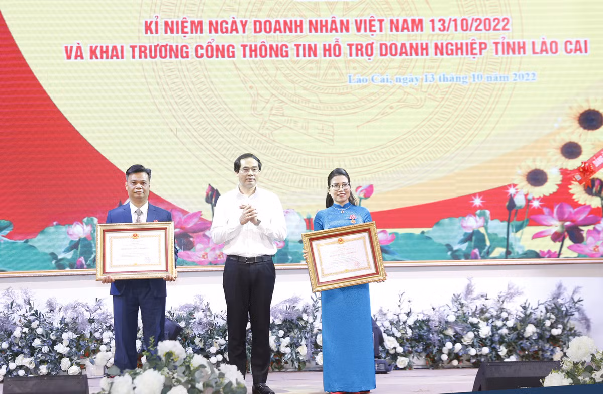 UBND tỉnh gặp mặt kỷ niệm ngày Doanh nhân Việt Nam và tôn vinh doanh nhân điển hình ảnh 7