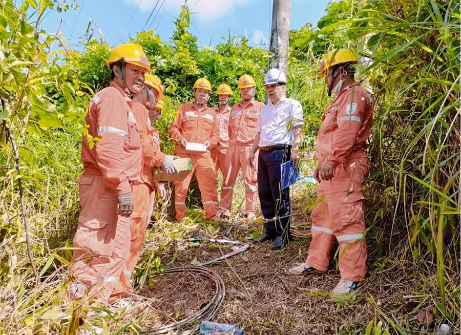 Lãnh đạo Điện lực Bảo Thắng động viên công nhân thực hiện kiểm tra sửa chữa lưới điện.