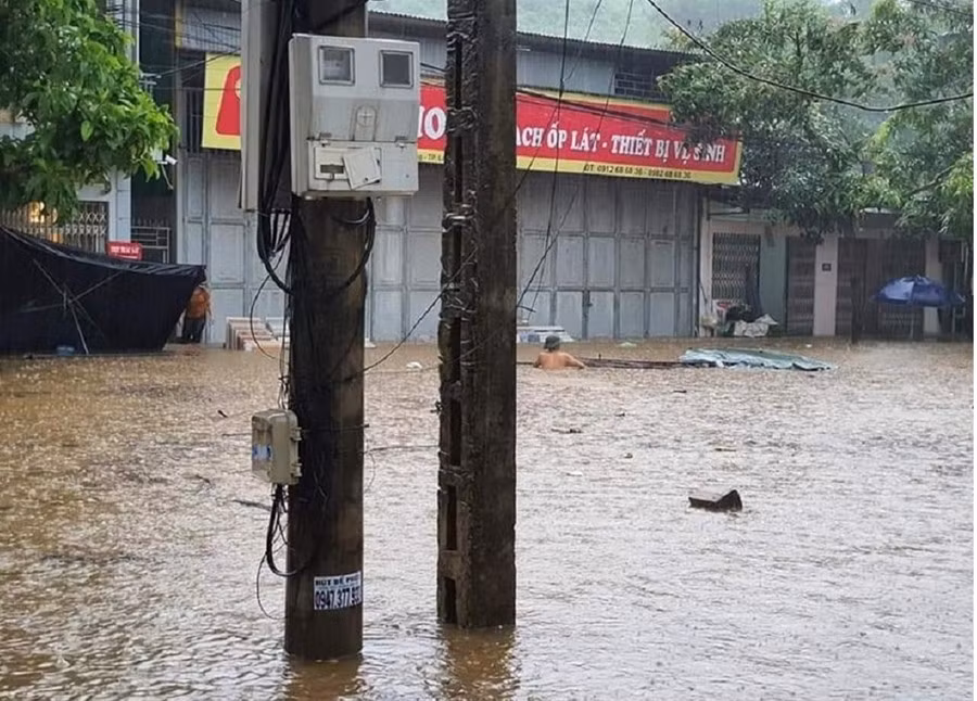 Mưa bão gây ngập lụt dẫn đến mất an toàn về điện ở một số tuyến phố.