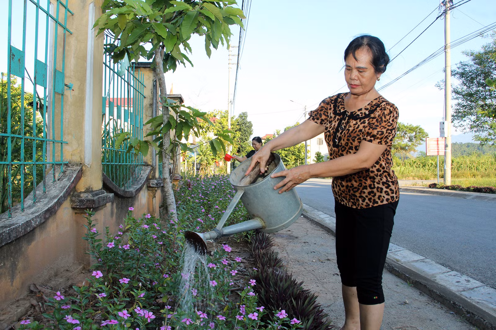 Tuyến đường hoa dài hơn 2.000 m tạo thêm điểm nhấn cho khu dân cư số 3.