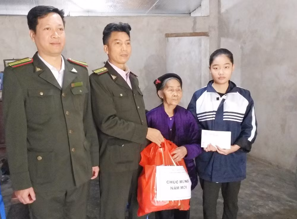 Nhiều năm qua, em Hậu nhận được sự giúp đỡ từ Hạt Kiểm lâm thành phố Lào Cai.