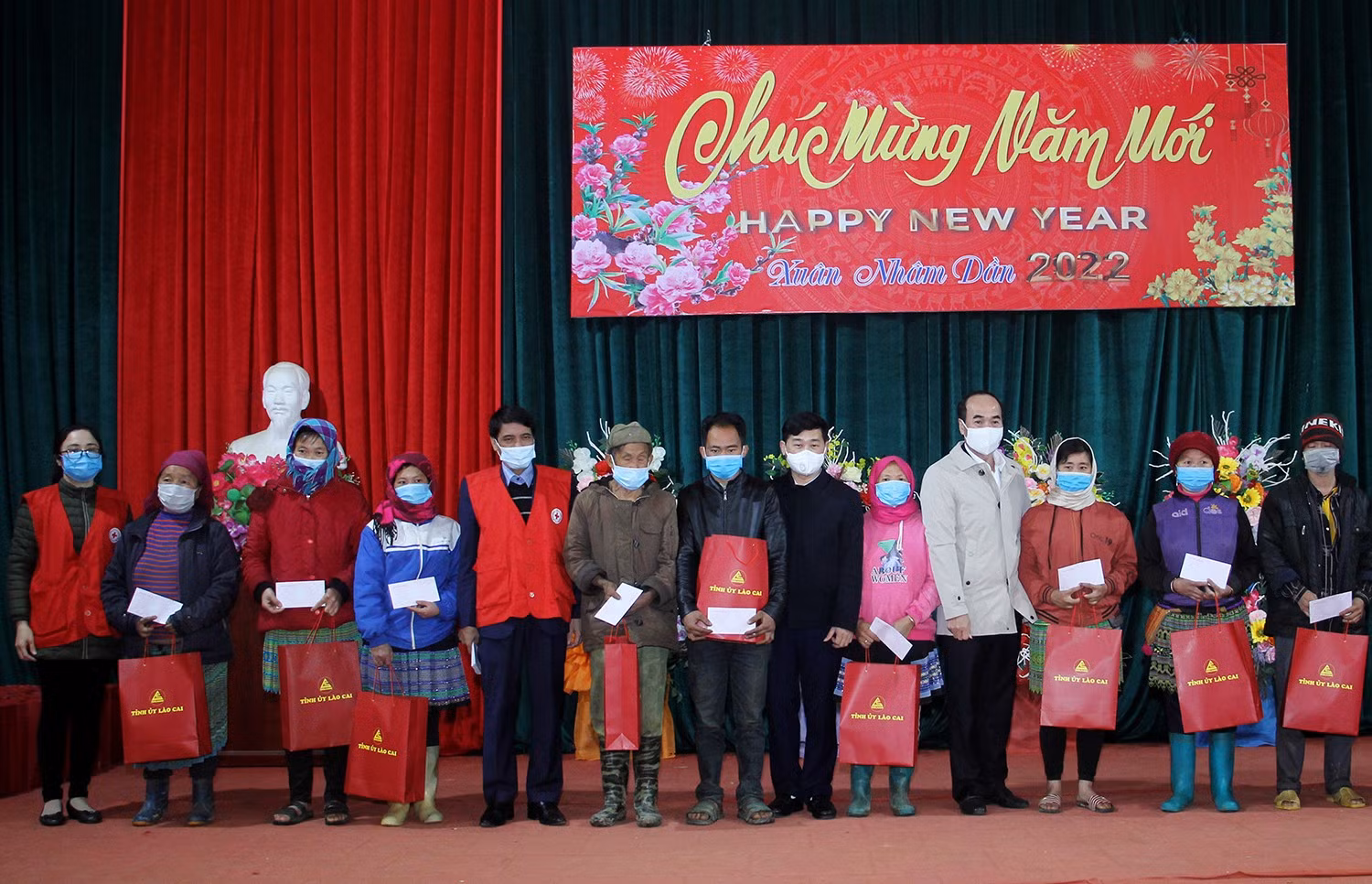 Các đồng chí lãnh đạo tỉnh thăm, chúc Tết tại Bắc Hà ảnh 6