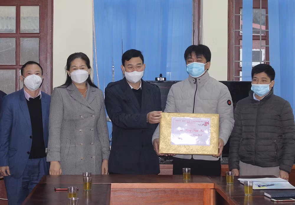 Các đồng chí lãnh đạo tỉnh thăm, chúc Tết tại Bắc Hà ảnh 9