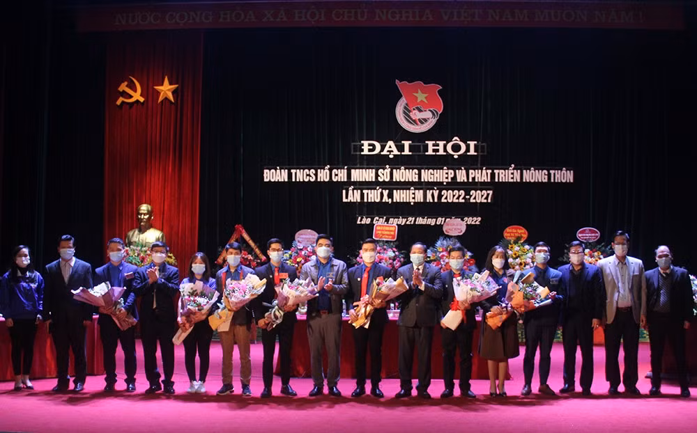 Ban Chấp hành khóa mới ra mắt Đại hội.