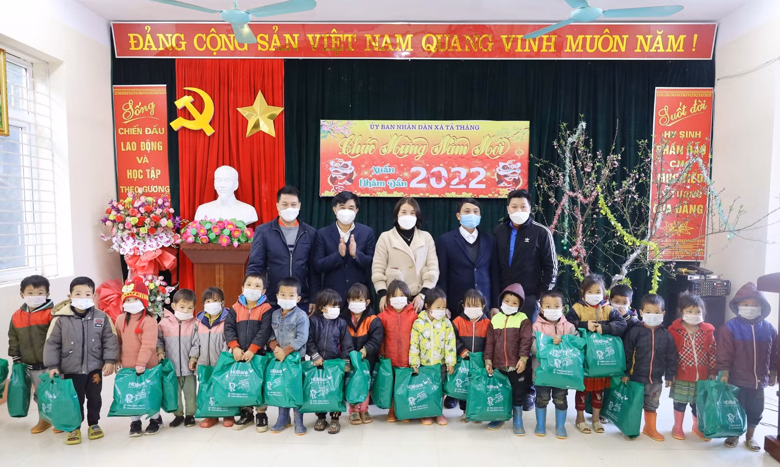 Chủ tịch UBND tỉnh Trịnh Xuân Trường thăm, tặng quà Tết tại huyện Mường Khương ảnh 17